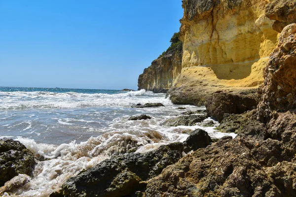 Βράχοι Και Κύματα Στη Μεσόγειο Θάλασσα Cala Fonda Tarragona — Φωτογραφία Αρχείου