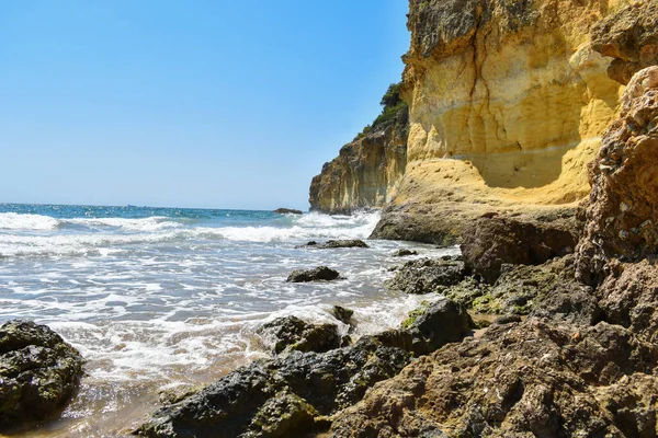 Βράχοι Και Κύματα Στη Μεσόγειο Θάλασσα Cala Fonda Tarragona — Φωτογραφία Αρχείου