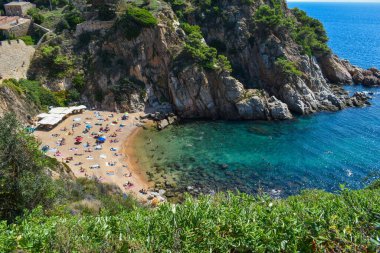 Girona, İspanya, 09 / 09 / 2020: Turkuaz sulu Cala es Codolar, yaz boyunca yukarıdan çekildi.