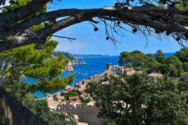 Tossa de Mar sahilinde arka planda şatosu olan ortaçağ manzarası.