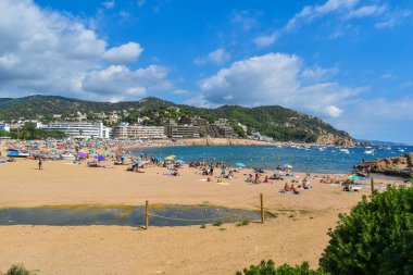 Girona, İspanya, 09 / 09 / 2020: Eylül ayında Tossa de Mar 'da kalabalık plaj.