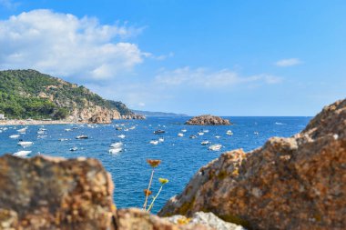 Costa brava, Tossa de Mar 'da deniz ve kayalar.