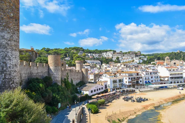Tossa de Mar 'daki beyaz evler ve kale duvarları.