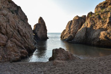 Tossa de Mar sahilindeki kayalar gün doğumunda fotoğraflandı..