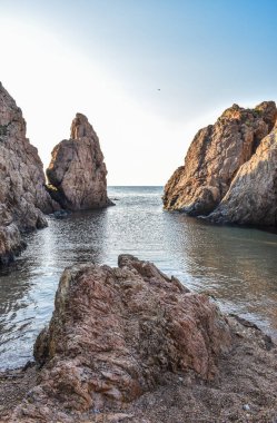 Tossa de Mar sahilindeki kayalar gün doğumunda fotoğraflandı..