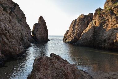 Tossa de Mar sahilindeki kayalar gün doğumunda fotoğraflandı..