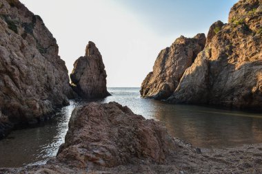 Tossa de Mar sahilindeki kayalar gün doğumunda fotoğraflandı..