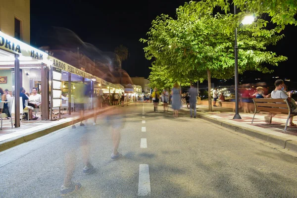 2020年9月6日スペイン トッサ 海岸沿いを夜歩く人々のぼやけた効果の写真 — ストック写真