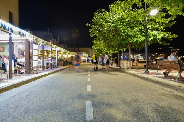 2020年9月6日スペイン トッサ 海岸沿いを夜歩く人々のぼやけた効果の写真 — ストック写真