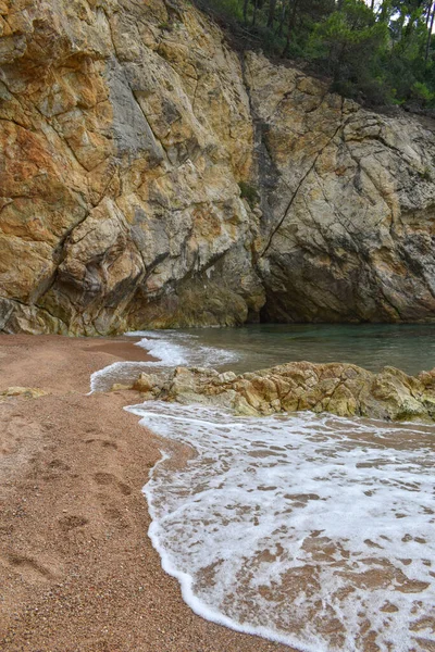 西班牙科斯塔布拉瓦沙滩上的海浪破浪 — 图库照片