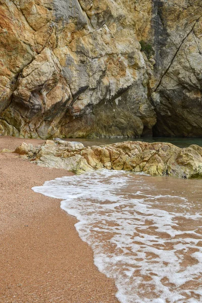 Spanya Costa Brava Kumlu Sahilde Deniz Dalgaları Kopuyor — Stok fotoğraf
