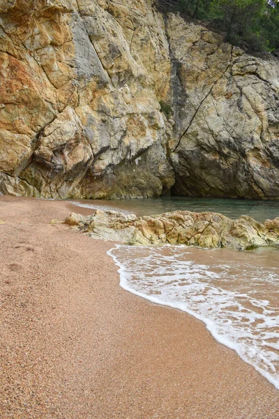 Spanya Costa Brava Kumlu Sahilde Deniz Dalgaları Kopuyor — Stok fotoğraf