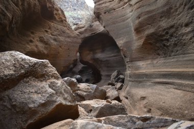 Tobas de Colores, Barranco de las Vacas, Gran Canaria, pürüzsüz ve renkli taşlardan oluşan büyük dağlar..