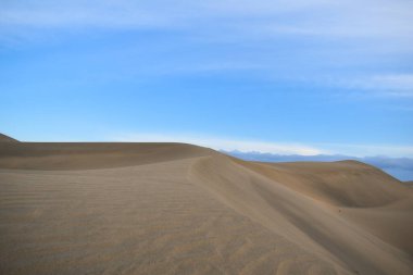 Kum tepecikleri çöldeki kum tepecikleri manzarasında insanlar olmadan. İnsansız çöl.