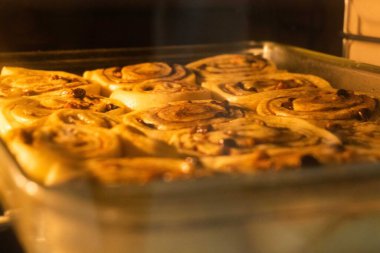 Ev yapımı tarçın rulolarını ev yapımı fırında pişirmek.