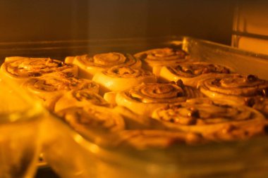 Ev yapımı tarçın rulolarını ev yapımı fırında pişirmek.