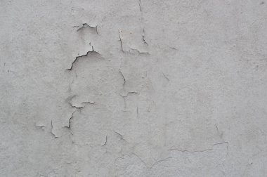 Çatlak duvar, beyaza boyanmış, eski iç duvarı soyuyor.
