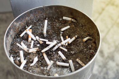 Kül tablasında bir sürü sigara küllükteki sigaraların geri kalanı kül tablasında bir sürü sigara var. Sigara sağlığın için kötüdür..