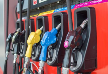 09 / 03 / 2020 'de Caltex dolum istasyonunda arabalar ve motosikletler için dizel ve benzen dolum istasyonları.