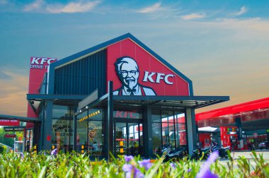 KFC restoranı, 9 / 3 / 2020 'de kızarmış tavuk ve 5000' den fazla şube satıyor.