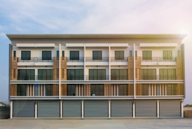 Yeni evler, satılık ticari binalar ya da kiralık gökyüzü arka planında emlak konsepti, yeni bir konut ya da kondominyum alanı