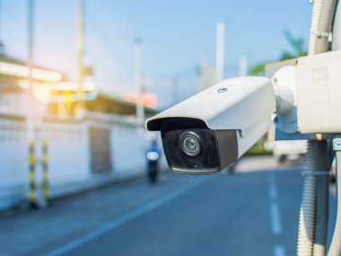 Girişi ve çıkışı kontrol etmek için kutuplara CCTV kuruluyor.