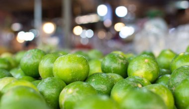 Pazarda bir sürü yeşil limon var.