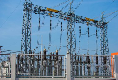 Topluma elektrik göndermek için kullanılan büyük, yüksek voltajlı bir elektrik direği..