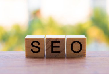 Seo 'nun önünde tahta zarlar.