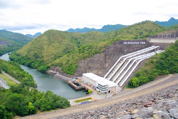29 Temmuz 2019 'da Srinakarin Barajı, Tayland' daki Srinakarin Barajı 'ndaki elektrik santraline bakınız.