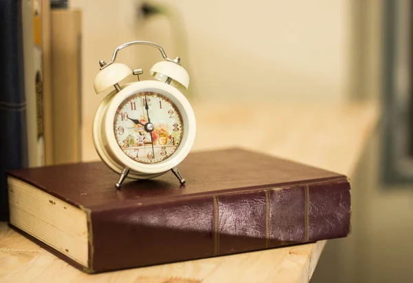 Pädagogisches Konzept Wecker Mit Alten Büchern — Stockfoto