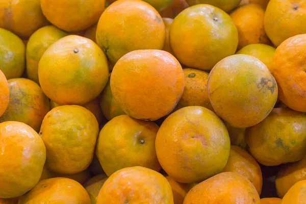 Ένα Μάτσο Πορτοκάλια Στην Αγορά Φρούτων — Φωτογραφία Αρχείου