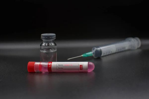 Örnek tüp şırınga ve aşılarda Covid 19 Corona virüsü örneği