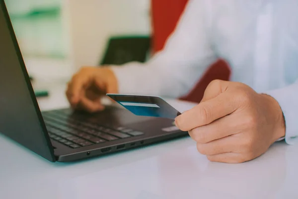 Telefone Celular Cartão Crédito Uso Laptop Compras Online Pagamento Produtos — Fotografia de Stock