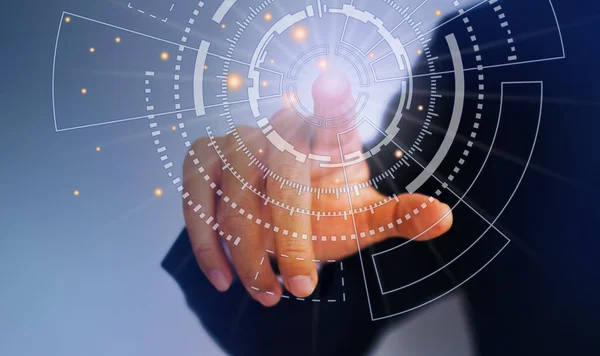 Sanal dokunmatik ekranlarla çalışan iş adamları, yenilikçi medya teknolojileri yaratmak için modern teknoloji kavramları ve iş stratejileri geliştiriyor.