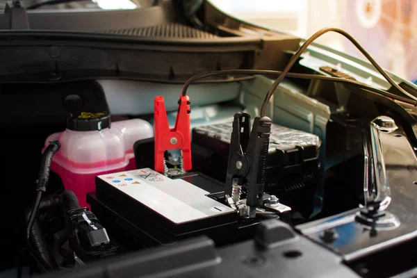 Araba, kaputu aç, aküyü bağla, negatif siyah, pozitif, kırmızı pili şarj etmek için..