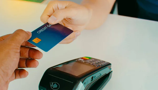 Cara Que Paga Balcão Paga Lhe Dinheiro Usando Cartões Crédito — Fotografia de Stock