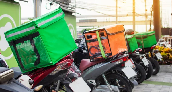 Yemek dağıtım kamyonundaki yiyecek kutuları çevrimiçi sipariş veren müşteriler için ürün hazırlamak için sırada bekliyor. Salgın hastalıkların etkisi