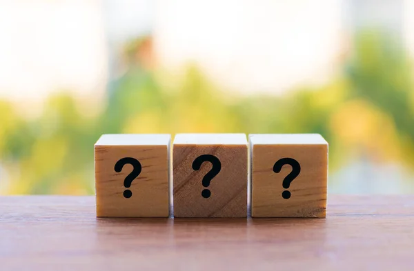 Soru işareti olan tahta küp oyuncağı