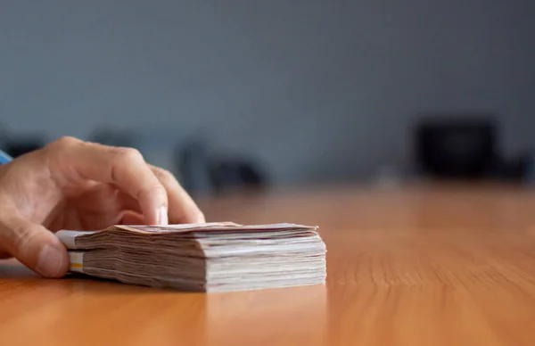 El ele tutuşan Tayland banknotları, banknotlar, banknotlar, banknotlar, para, çok para finansal başarı, yatırım ve zenginlik kavramı