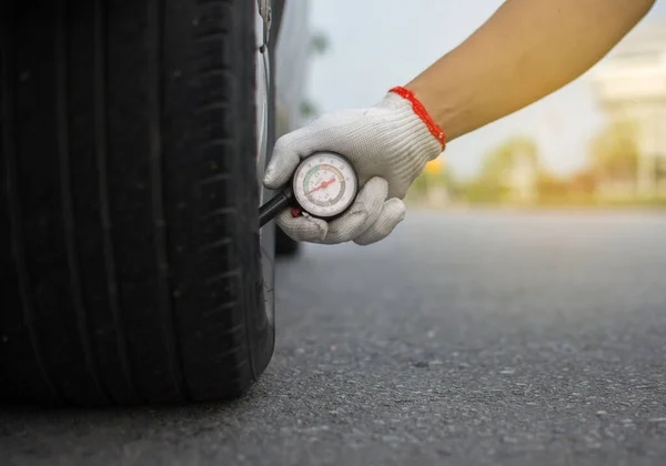 Mobile Pressure Measuring Device Measuring Tire Pressure — Stock Photo, Image