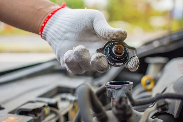 Transparente Weiße Handschuhe Griff Kühlerdeckel Des Autos Öffnet Sich — Stockfoto