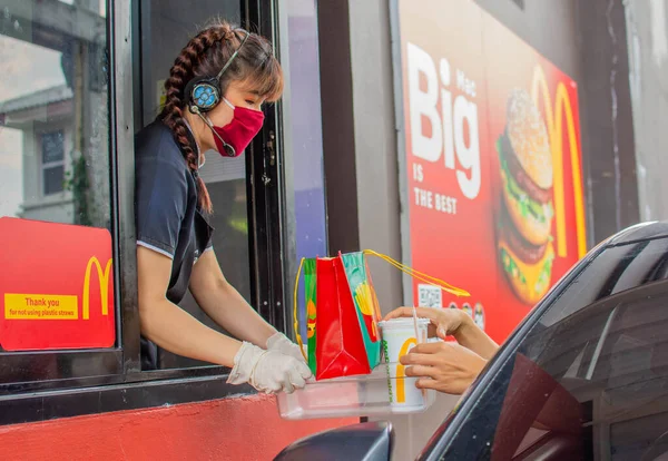 Female Staff Mcdonald Deliver Food Customers Door Car Pick Point — Stock Photo, Image