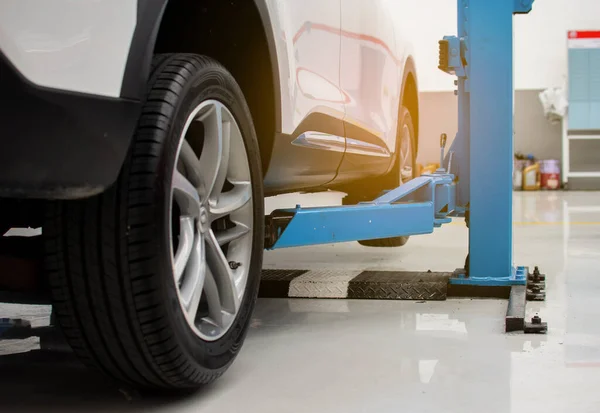 Araba merkezindeki arabalar müşteriler için tamir edilmeyi bekliyor.