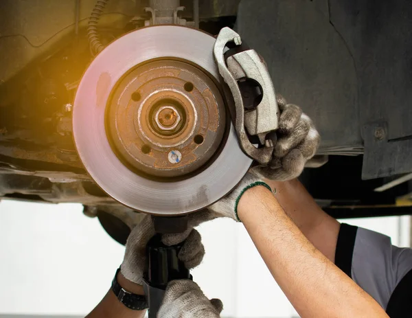 Zwei Mechaniker Arbeiten Zusammen Fahrwerk Und Scheibenbremsen Des Autos Service — Stockfoto