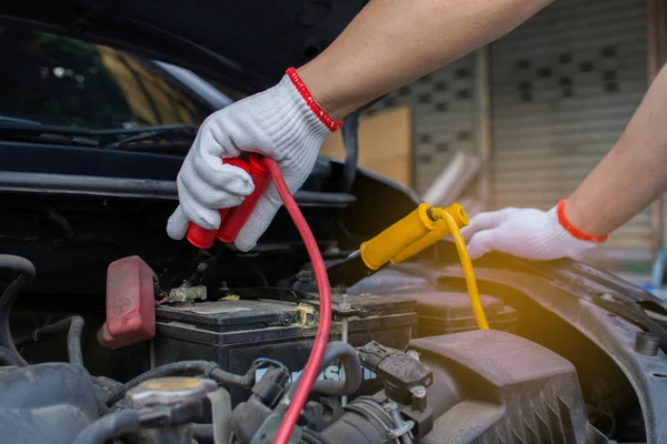 Die Hände Der Techniker Verwenden Ladekabel Für Batterien Für Autos — Stockfoto