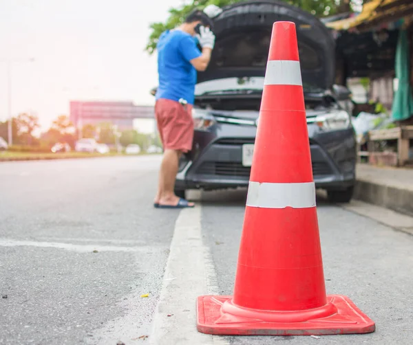 Cone Barricada Frente Carro Que Está Estacionado Estrada — Fotografia de Stock