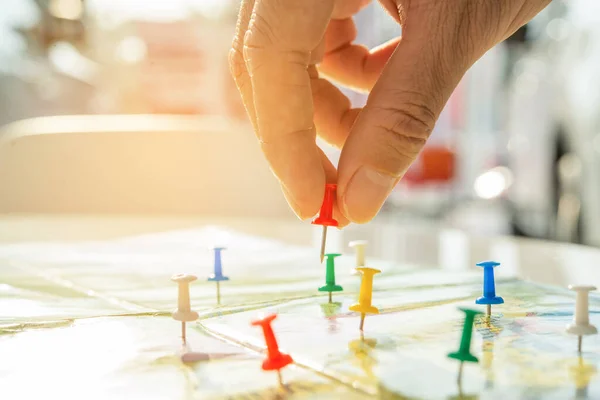 Eldeki kırmızı iğne, haritaya odaklan, hedeflenen noktaya git