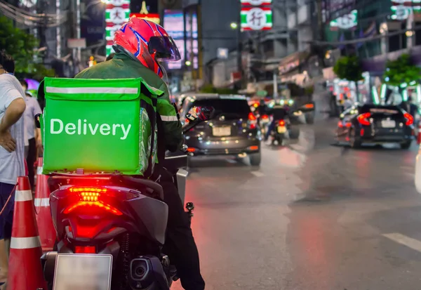 Gıda teslimatı şoförleri, geceleri online sipariş veren müşterilere ürünleri teslim etmek için sürüyorlar..