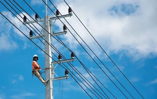 Los Electricistas Están Postes Para Mantener Líneas Alta Tensión Postes —  Fotos de Stock